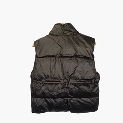 Chaleco Acolchado Crop Negro de Cuello Alto – Estilo Urbano y Moderno. - Imagen 2