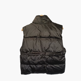 Chaleco Acolchado Crop Negro de Cuello Alto – Estilo Urbano y Moderno. - Imagen 2