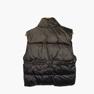 Chaleco Acolchado Crop Negro de Cuello Alto – Estilo Urbano y Moderno. - Imagen 2