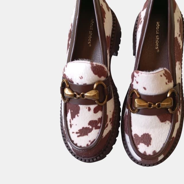 Mocasines "Cow Print" Ideal Shoes de Piel Vegana con Suela Track. - Imagen 11