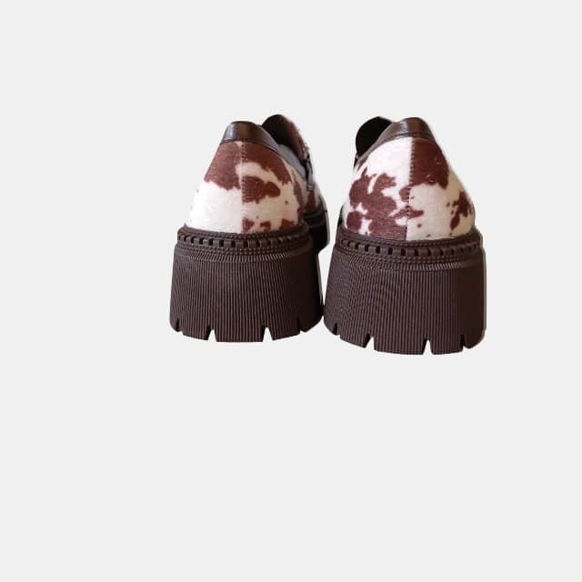 Mocasines "Cow Print" Ideal Shoes de Piel Vegana con Suela Track. - Imagen 3