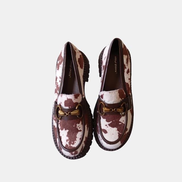 Mocasines "Cow Print" Ideal Shoes de Piel Vegana con Suela Track. - Imagen 10