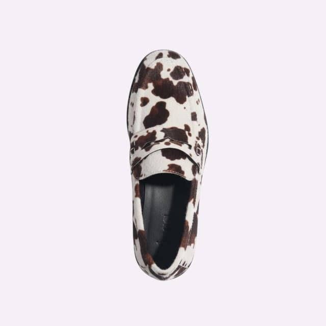 Mocasines  Ideal Shoes Cow Print. - Imagen 3