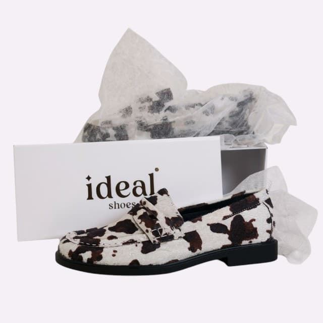 Mocasines  Ideal Shoes Cow Print. - Imagen 5